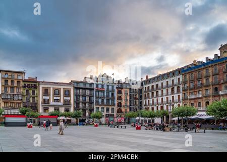 PAMPLONA, Spanien - Juli 04 2022: "Plaza del Castillo" im Zentrum von Pamplona. Wunderschöne Himmelsfarben bei Sonnenuntergang. Platz für San Fermin vorbereitet Stockfoto