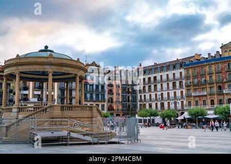 PAMPLONA, Spanien - Juli 04 2022: "Plaza del Castillo" im Zentrum von Pamplona. Wunderschöne Himmelsfarben bei Sonnenuntergang. Platz für San Fermin vorbereitet Stockfoto