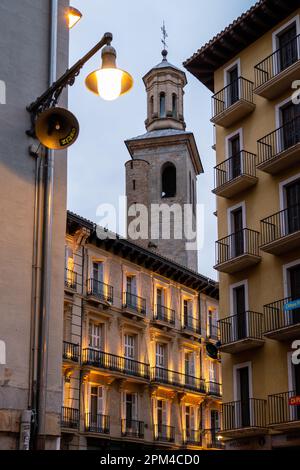 PAMPLONA, SPANIEN - 04. JULI 2022: Straßen von Pamplona in ​​night. Beleuchtete Gebäude. Die Stadt bereitet sich auf die SAN FERMIN Feier vor Stockfoto