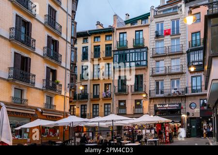 PAMPLONA, SPANIEN - 04. JULI 2022: Straßen von Pamplona in ​​night. Beleuchtete Gebäude. Die Stadt bereitet sich auf die SAN FERMIN Feier vor Stockfoto