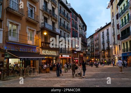 PAMPLONA, SPANIEN - 04. JULI 2022: Straßen von Pamplona in ​​night. Beleuchtete Gebäude. Die Stadt bereitet sich auf die SAN FERMIN Feier vor Stockfoto