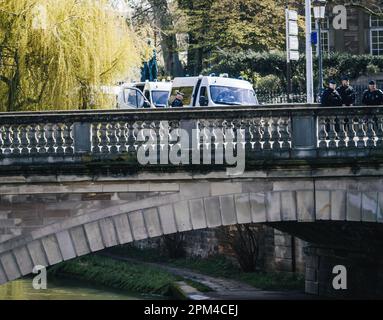Strasborg, Frankreich - 29. März 2023: Im Stadtzentrum von Straßburg, Frankreich, überwachen Polizeibeamte die Stadt während eines Protests - CRS Stockfoto