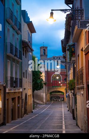 PAMPLONA, SPANIEN - 04. JULI 2022: Straßen von Pamplona in ​​night. Beleuchtete Gebäude. Die Stadt bereitet sich auf die SAN FERMIN Feier vor Stockfoto