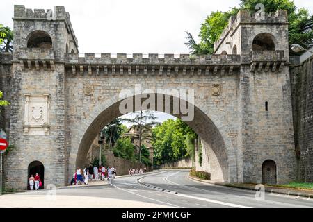 Pamplona, SPANIEN: Juni 06 2022: Menschen auf den Straßen der Stadt, die ins Stadtzentrum gehen, um an der Eröffnungsveranstaltung des San Fermin teilzunehmen Stockfoto