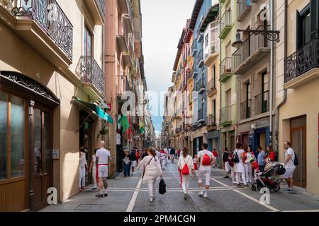 PAMPLONA, Spanien - Juli 04 2022: Tausende von Menschen versammelten sich in den Straßen von Pamplona, um El Chupinazo, die Einweihung von SAN FERMIN, zu feiern Stockfoto