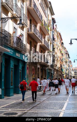 PAMPLONA, Spanien - Juli 04 2022: Tausende von Menschen versammelten sich in den Straßen von Pamplona, um El Chupinazo, die Einweihung von SAN FERMIN, zu feiern Stockfoto