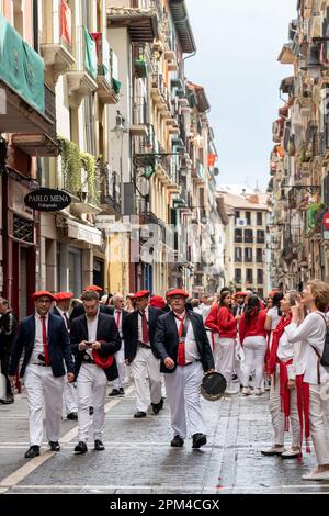 PAMPLONA, Spanien - Juli 04 2022: Tausende von Menschen versammelten sich in den Straßen von Pamplona, um El Chupinazo, die Einweihung von SAN FERMIN, zu feiern Stockfoto