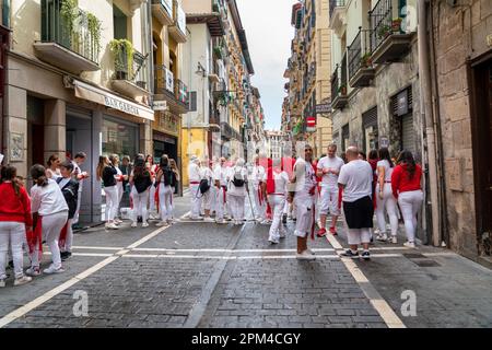 PAMPLONA, Spanien - Juli 04 2022: Tausende von Menschen versammelten sich in den Straßen von Pamplona, um El Chupinazo, die Einweihung von SAN FERMIN, zu feiern Stockfoto