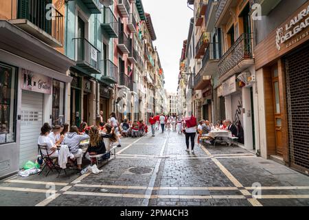 PAMPLONA, Spanien - Juli 04 2022: Tausende von Menschen versammelten sich in den Straßen von Pamplona, um El Chupinazo, die Einweihung von SAN FERMIN, zu feiern Stockfoto