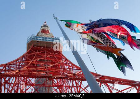Koinobori, oder Carp Streamers, einschließlich eines riesigen sechs Meter langen Pacific Saury Streamer, der im Tokyo Tower vor der Feier zum Kindertag ausgestellt wird. Der Kindertag ist ein nationaler Feiertag in Japan, der am 5. Mai gefeiert wird. Ursprünglich ein Tag, um männlichen Kindern sowohl Glück als auch Gesundheit zu wünschen, ist jetzt ein Tag, der alle Kinder feiert. Zu dieser Jahreszeit werden traditionelle Koinobori (Karpfenflaggen oder -Streifen) aus Häusern geflogen, wobei jede Flagge ein Familienmitglied darstellt. Stockfoto
