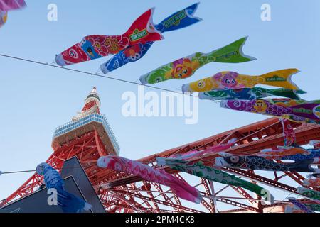 Einige der 333 Koinobori, oder Carp-Streamers, werden vor der Feier zum Kindertag im Tokyo Tower ausgestellt. Der Kindertag ist ein nationaler Feiertag in Japan, der am 5. Mai gefeiert wird. Ursprünglich ein Tag, um männlichen Kindern sowohl Glück als auch Gesundheit zu wünschen, ist jetzt ein Tag, der alle Kinder feiert. Zu dieser Jahreszeit werden traditionelle Koinobori (Karpfenflaggen oder -Streifen) aus Häusern geflogen, wobei jede Flagge ein Familienmitglied darstellt. Stockfoto