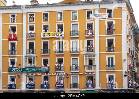 PAMPLONA, Spanien - Juli 04 2022: Tausende von Menschen versammelten sich in den Straßen von Pamplona, um El Chupinazo, die Einweihung von SAN FERMIN, zu feiern Stockfoto