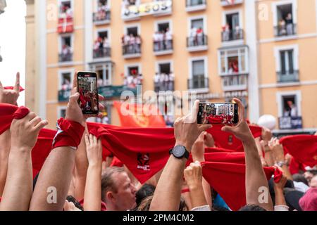 Pamplona, SPANIEN - Juli 06 2022: Tausende von Menschen warten auf die Eröffnungszeremonie der San Fermin Party auf dem Rathausplatz 'Consistorial Stockfoto
