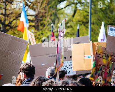 Straßburg, Frankreich - 29. März 2023: Eine große Menschenmenge von Erwachsenen protestiert gegen die Rentenreform in Straßburg, Frankreich, während eines Festivals mit Plakaten und Schildern. Stockfoto