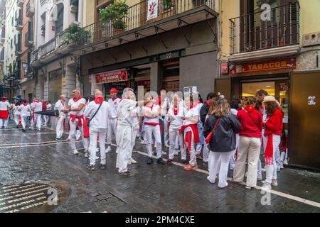 PAMPLONA, Spanien - Juli 04 2022: Tausende von Menschen versammelten sich in den Straßen von Pamplona, um El Chupinazo, die Einweihung von SAN FERMIN, zu feiern Stockfoto