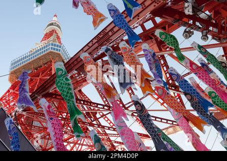 Tokio, Japan. 09. April 2023. Einige der 333 Koinobori, oder Carp-Streamers, werden vor der Feier zum Kindertag im Tokyo Tower ausgestellt. Der Kindertag ist ein nationaler Feiertag in Japan, der am 5. Mai gefeiert wird. Ursprünglich ein Tag, um männlichen Kindern sowohl Glück als auch Gesundheit zu wünschen, ist jetzt ein Tag, der alle Kinder feiert. Zu dieser Jahreszeit werden traditionelle Koinobori (Karpfenflaggen oder -Streifen) aus Häusern geflogen, wobei jede Flagge ein Familienmitglied darstellt. (Foto: Damon Coulter/SOPA Images/Sipa USA) Guthaben: SIPA USA/Alamy Live News Stockfoto