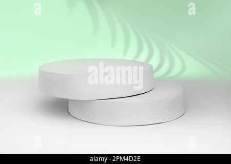 Podium für Kosmetik, Seife, Artikelpräsentation. Abstrakte Minimale Geometrische Kugel. Zylinder Zwei Formen Weicher Schatten. Anzuzeigende Szene Produkt, Objekt, Anzeigen Stockfoto