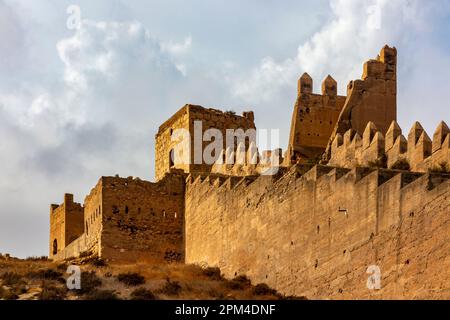 Alcazaba von Almeria, eine Festung aus dem 10. Jahrhundert, die während der muslimischen Herrschaft in Andalusien in Südspanien erbaut wurde. Stockfoto