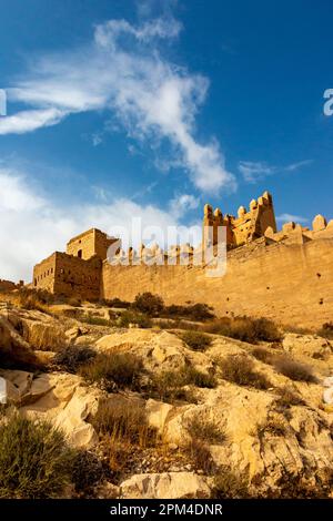 Alcazaba von Almeria, eine Festung aus dem 10. Jahrhundert, die während der muslimischen Herrschaft in Andalusien in Südspanien erbaut wurde. Stockfoto