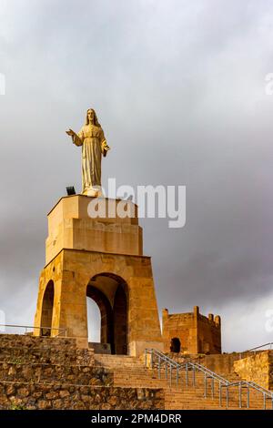 Statue von Jesus Christus an der Alcazaba von Almeria, eine Festung aus dem 10. Jahrhundert, die während der muslimischen Herrschaft in Andalusien in Südspanien erbaut wurde. Stockfoto