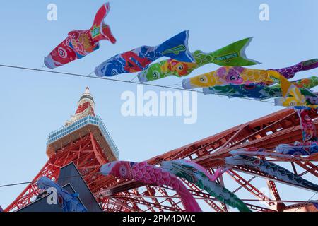 Tokio, Japan. 9. April 2023. Einige der 333 Koinobori, oder Carp-Streamers, werden vor der Feier zum Kindertag im Tokyo Tower ausgestellt. Der Kindertag ist ein nationaler Feiertag in Japan, der am 5. Mai gefeiert wird. Ursprünglich ein Tag, um männlichen Kindern sowohl Glück als auch Gesundheit zu wünschen, ist jetzt ein Tag, der alle Kinder feiert. Zu dieser Jahreszeit werden traditionelle Koinobori (Karpfenflaggen oder -Streifen) aus Häusern geflogen, wobei jede Flagge ein Familienmitglied darstellt. (Kreditbild: © Damon Coulter/SOPA Images via ZUMA Press Wire) NUR ZUR REDAKTIONELLEN VERWENDUNG! Nicht für den kommerziellen GEBRAUCH! Stockfoto