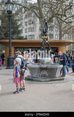 Touristen und Tagesausflügler im Green Park am Diana Fountain, auch bekannt als Diana der Treetops Skulptur, von Estcourt J Clack. Green Park, London, Großbritannien Stockfoto