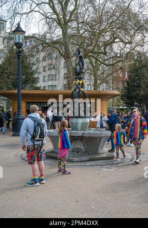 Touristen und Tagesausflügler im Green Park am Diana Fountain, auch bekannt als Diana der Treetops Skulptur, von Estcourt J Clack. Green Park, London, Großbritannien Stockfoto