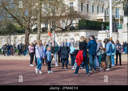 Gruppe von Touristen mit Reiseleiter auf der Mall, St James's Park, London, England, Großbritannien Stockfoto