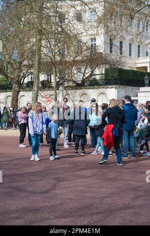 Gruppe von Touristen mit Reiseleiter auf der Mall, St James's Park, London, England, Großbritannien Stockfoto