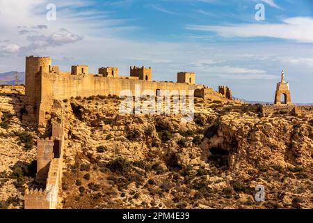 Alcazaba von Almeria, eine Festung aus dem 10. Jahrhundert, die während der muslimischen Herrschaft in Andalusien in Südspanien erbaut wurde. Stockfoto