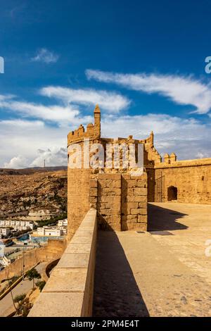 Alcazaba von Almeria, eine Festung aus dem 10. Jahrhundert, die während der muslimischen Herrschaft in Andalusien in Südspanien erbaut wurde. Stockfoto