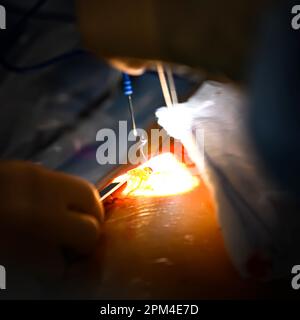 Nahaufnahme eines Arztes im Prozess eines chirurgischen Eingriffs Stockfoto