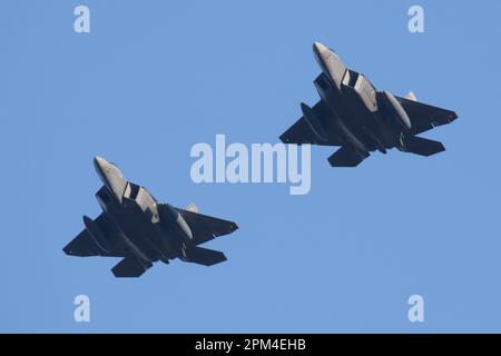 Ein Paar F-22A Raptor's aus dem 3. Kampfflügel der Elmendorf AFB in Alaska, die nach einem Einsatz in Europa auf dem Heimweg bei der RAF Lakenheath ankommen. Stockfoto