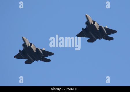 Ein Paar F-22A Raptor's aus dem 3. Kampfflügel der Elmendorf AFB in Alaska, die nach einem Einsatz in Europa auf dem Heimweg bei der RAF Lakenheath ankommen. Stockfoto