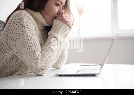 Nahaufnahme unzufriedene gestresste Geschäftsfrau, die schlechte Nachrichten in E-Mails liest, frustrierte Schülerin, die an schwierigen Aufgaben arbeitet, Online-Projekt. Harte Remote-Arbeit Stockfoto