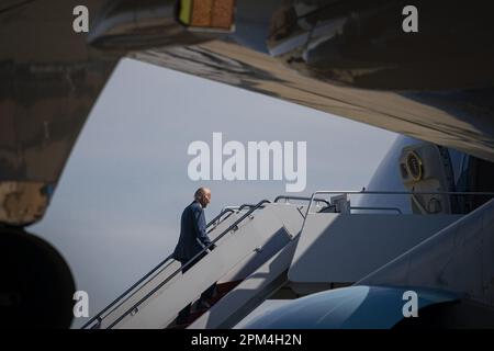 Joint Base Andrews, Usa. 11. April 2023. Präsident Joe Biden geht am Dienstag, den 11. April, an Bord der Air Force One auf der Joint Base Andrews, Maryland, USA. 2023. Biden reist nach Belfast, Nordirland, wo er 25 Jahre seit der Unterzeichnung des Karfreitagsabkommens feiern wird. Foto: Al Drago/UPI Credit: UPI/Alamy Live News Stockfoto