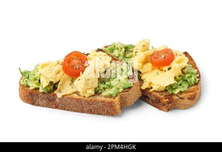 Leckere Rühreier-Sandwiches und Gemüse auf weißem Hintergrund Stockfoto