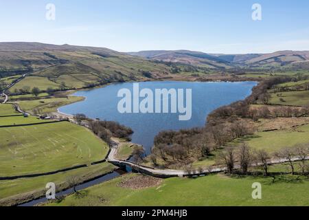 Erhöhte Aussicht auf semer Water und Straßenbrücke mit Blick nach Süden in den yorkshire Dales Sommertag keine Menschen Stockfoto