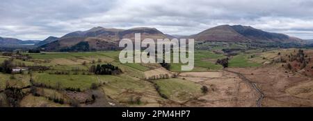 Luftblick über Felder in der Nähe von keswick in Richtung skiddaw latrigg und Blencathra mit bassenthwaite jenseits des Panoramablicks über das Seengebiet Stockfoto