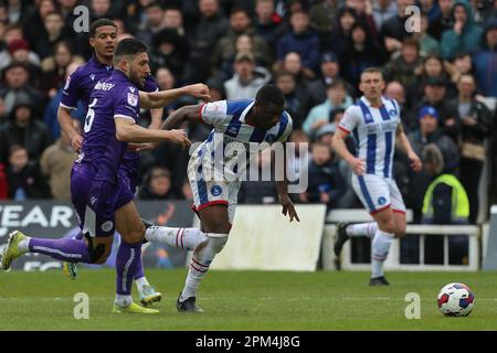 Hartlepool United's Josh Umerah kämpft am Montag, den 10. April 2023, beim Sky Bet League 2-Spiel zwischen Hartlepool United und Stevenage im Victoria Park, Hartlepool, gegen Stevenage. (Foto: Mark Fletcher | MI News) Guthaben: MI News & Sport /Alamy Live News Stockfoto