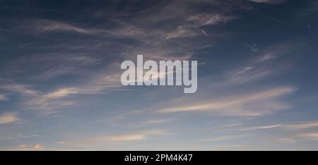 Dramatischer Sonnenuntergang bei Nacht. Stockfoto