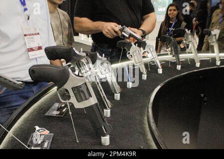 Rio De Janeiro, Brasilien. 11. April 2023. LAAD Defense and Security 2023, die wichtigste Verteidigungs- und Sicherheitsmesse Lateinamerikas, findet in Riocentro im Westen der Stadt Rio de Janeiro, RJ, statt. Kredit: Luiz Gomes/FotoArena/Alamy Live News Stockfoto