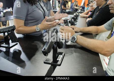 Rio De Janeiro, Brasilien. 11. April 2023. LAAD Defense and Security 2023, die wichtigste Verteidigungs- und Sicherheitsmesse Lateinamerikas, findet in Riocentro im Westen der Stadt Rio de Janeiro, RJ, statt. Kredit: Luiz Gomes/FotoArena/Alamy Live News Stockfoto