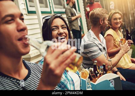 Tolle Freunde sind alles, was du brauchst. Eine Gruppe von Freunden, die eine Party im Freien genießen. Stockfoto