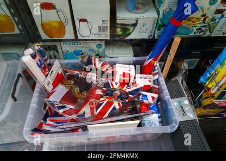 Tonbridge, Kent, 11. April 2023. Billige Union-Jack-Flaggen, Fähnchen und andere Erinnerungsstücke zur bevorstehenden Krönung von König Karl III. Zum Verkauf vor einem Eisenwarenladen. König Karl III. Wird am Samstag, den 6. Mai 2023 in Westminster Abbey in London gekrönt. Stockfoto