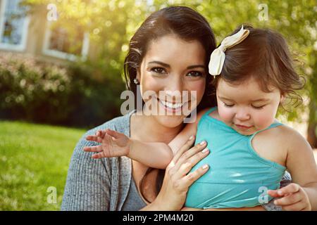 Sie ist die süßeste kleine, die es je gab. Porträt einer Mutter, die sich draußen mit ihrer bezaubernden kleinen Tochter verbindet. Stockfoto