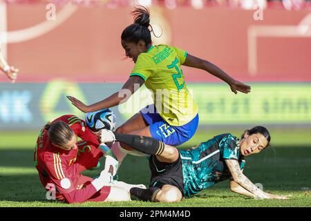 Nürnberg, Deutschland. 11. April 2023. Fußball, Frauen: Internationale Wettkämpfe, Deutschland - Brasilien im Max Morlock Stadion. Sara Doorsoun (r) und Torhüterin Ann-Katrin Berger aus Deutschland kämpfen mit Gabriela Nunes aus Brasilien um den Ball. Kredit: Daniel Karmann/dpa - WICHTIGER HINWEIS: Gemäß den Anforderungen der DFL Deutsche Fußball Liga und des DFB Deutscher Fußball-Bund ist es verboten, im Stadion aufgenommene Fotos und/oder das Spiel in Form von Sequenzbildern und/oder videoähnlichen Fotoserien zu verwenden oder verwenden zu lassen./dpa/Alamy Live News Stockfoto