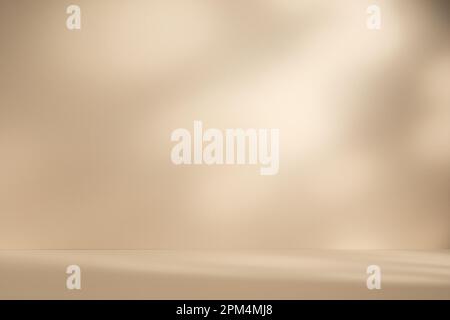 Hellbeiger Hintergrund für Produktpräsentation mit einem Licht- und Schattenmuster Stockfoto