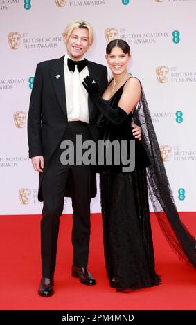 London, Großbritannien. 13. März 2022. Jake Bongiovi und Millie Bobby Brown nehmen an den EE British Academy Film Awards 2022 in der Royal Albert Hall in London Teil. (Foto: Fred Duval/SOPA Images/Sipa USA) Guthaben: SIPA USA/Alamy Live News Stockfoto