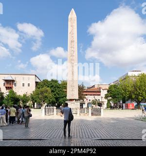 Istanbul, Türkei - 30 2022. August: Touristen besuchen den Obelisken von Theodosius, den alten ägyptischen Obelisken des Pharao Thutmose III., der im Hippodrom von Konstantinopel oder auf dem Sultanahmet-Platz errichtet wurde Stockfoto